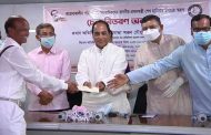 পাবনায় সাংবাদিকদের প্রধানমন্ত্রীর অনুদানের চেক বিতরণ
