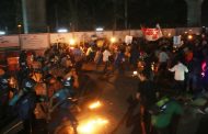 শাহবাগে মশাল মিছিলে পুলিশের লাঠিপেটা