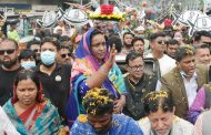 শেষ মুহূর্তে ভোটারদের দ্বারে দ্বারে প্রার্থীরা, মধ্যরাতে বন্ধ প্রচারণা