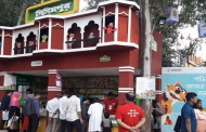 ছুটির দিনে জমেছে বই মেলা