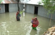 বর্ষণ-উজানের ঢলে ফুঁসছে তিস্তা, ঘর-বাড়ি ছেড়ে বাঁধে আশ্রয় নিচ্ছে মানুষ