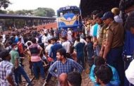 বিমানবন্দর স্টেশনে শিক্ষার্থীদের বিক্ষোভ