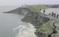 খুলনার কয়রায় বেড়িবাঁধে ধস