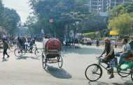 ফাঁকা সড়কে রিকশার দাপট