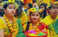 বসন্তবরণ উৎসবে মেতেছে রাজধানীবাসী