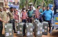 বরিশালে কেন্দ্রে কেন্দ্রে যাচ্ছে ভোটের সরঞ্জাম