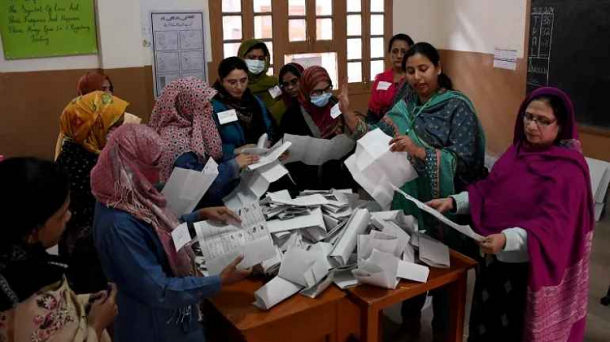 পাকিস্তানে ভোট কারচুপি : কমিশনারের পদত্যাগ