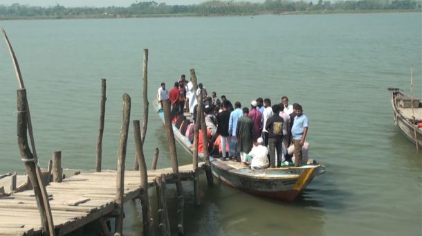 বরিশালে খেয়া পারাপারে বাড়তি ভাড়া নেয়ার অভিযোগ