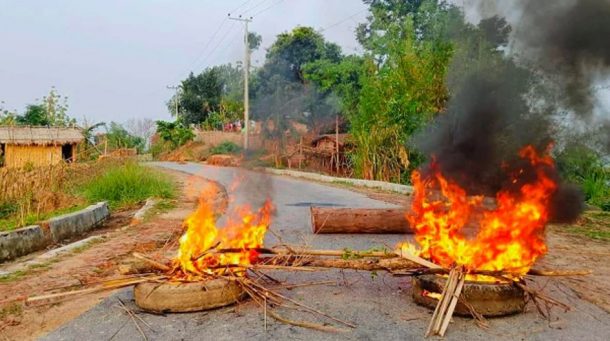 খাগড়াছড়ি –রাঙামাটিতে সড়ক অবরোধ চলছে