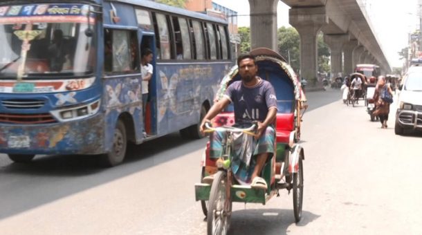 রাজধানীর মূল সড়কেও চলছে অটোরিকশা