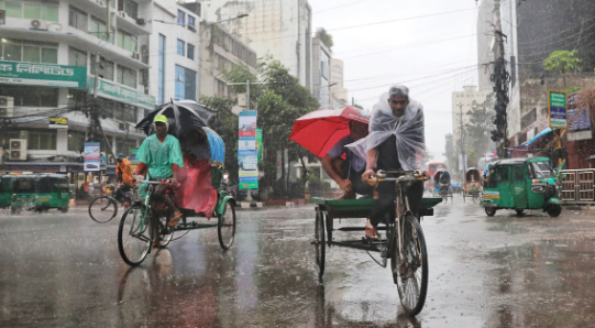 সকাল থেকে  রাজধানীতে থেমে থেমে চলছে বৃষ্টিপাত