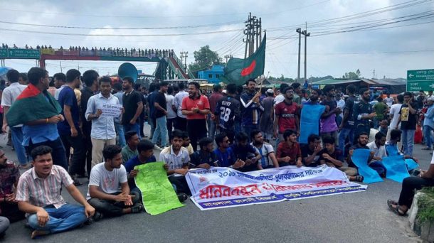 কোটা বাতিলের দাবিতে ঢাকা-টাঙ্গাইল মহাসড়ক অবরোধ, দীর্ঘ যানজট