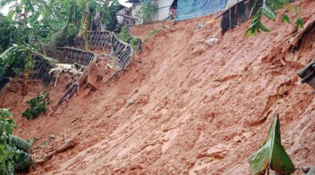কক্সবাজারে পাহাড়ধসে একই পরিবারের তিনজনের মৃত্যু