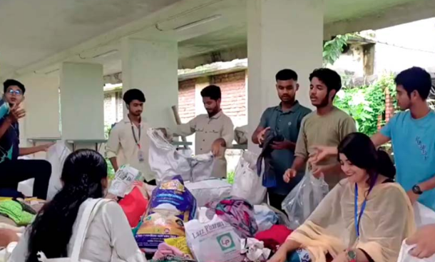 বন্যার্তদের পাশে ফরিদপুরের শিক্ষার্থীরা