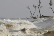 ঝোড়ো বৃষ্টির আভাস, সমুদ্রবন্দরে ৩ নম্বর সংকেত