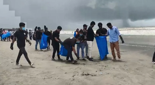 কক্সবাজার সৈকতে আবর্জনা সরাচ্ছে স্বেচ্ছাসেবীরা