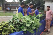 শিক্ষার্থীদের সস্তার বাজারে খুশি ক্রেতারা