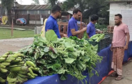 শিক্ষার্থীদের সস্তার বাজারে খুশি ক্রেতারা