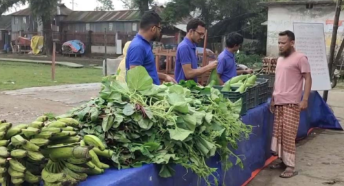 শিক্ষার্থীদের সস্তার বাজারে খুশি ক্রেতারা