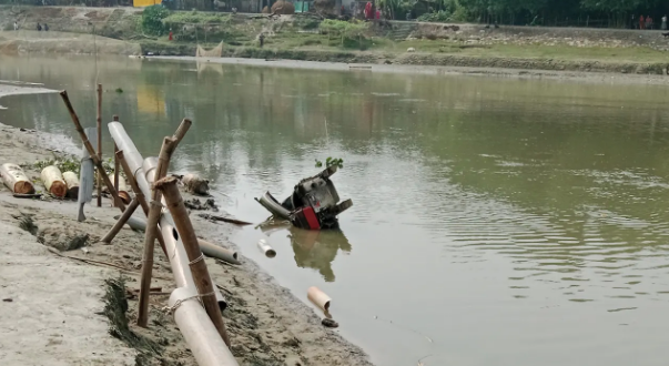 অবৈধভাবে বালু উত্তোলনের পাইপ ও মেশিন গুঁড়িয়ে দিল প্রশাসন