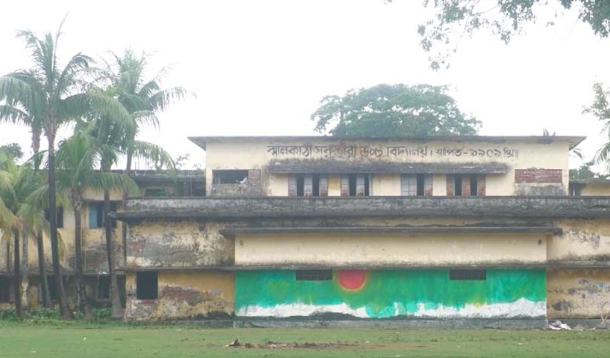 জরাজীর্ন-ঝুঁকিপূর্ণ ভবনেই চলছে শিক্ষা কার্যক্রম