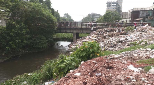 কিশোরগঞ্জে নরসুন্দা নদী এখন ময়লার ভাগাড়