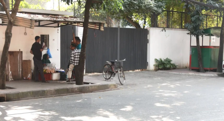 শেখ পরিবারের সদস্যদের বাড়িগুলোতে সুনশান নীরবতা