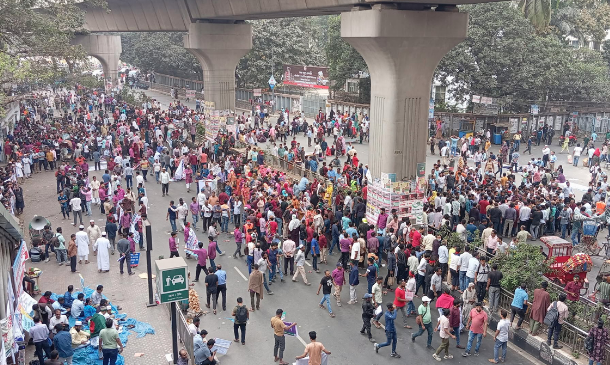 চাকরি স্থায়ীকরণের দাবিতে আউটসোর্সিং কর্মীদের সড়ক অবরোধ