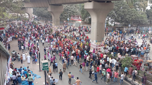 চাকরি স্থায়ীকরণের দাবিতে আউটসোর্সিং কর্মীদের সড়ক অবরোধ