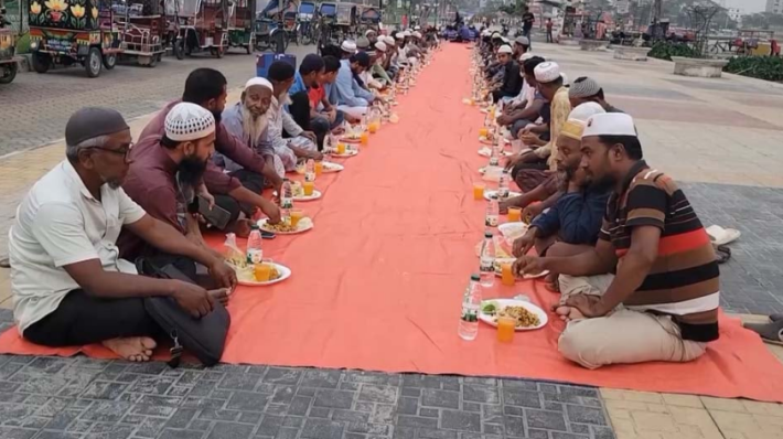 ছিন্নমূল মানুষদের জন্য ইফতার