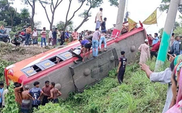 ফরিদপুরে বাস উল্টে খাদে, নিহত ৫
