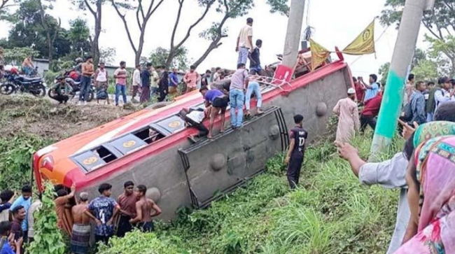 ফরিদপুরে বাস উল্টে খাদে, নিহত ৫