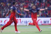 শেষ ওভারের থ্রিলার জিতে প্লে-অফে এক পা বেঙ্গালুরুর