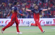 শেষ ওভারের থ্রিলার জিতে প্লে-অফে এক পা বেঙ্গালুরুর