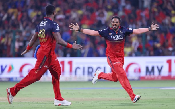 শেষ ওভারের থ্রিলার জিতে প্লে-অফে এক পা বেঙ্গালুরুর