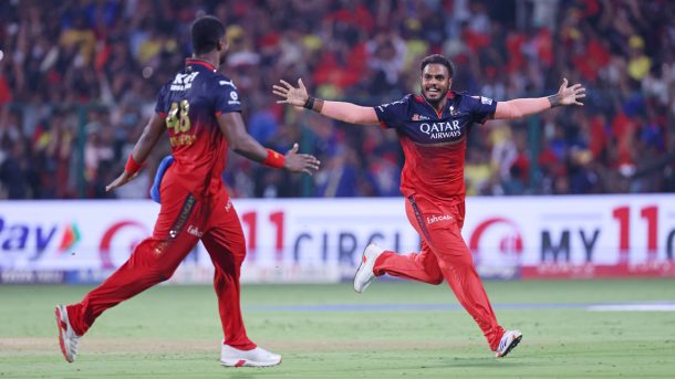 শেষ ওভারের থ্রিলার জিতে প্লে-অফে এক পা বেঙ্গালুরুর