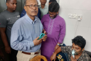 আহত ৬ শিক্ষার্থীকে দেখতে হাসপাতালে জবি উপাচার্য