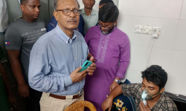 আহত ৬ শিক্ষার্থীকে দেখতে হাসপাতালে জবি উপাচার্য