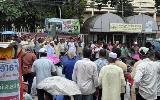 চাকরিচ্যুত বিডিআর সদস্যদের আল্টিমেটাম দুপুর ১২টার মধ্যে দাবি না মানলে যমুনা অভিমুখে পদযাত্রা