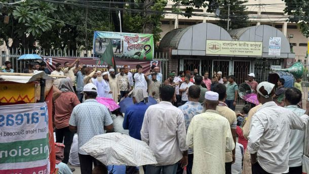 চাকরিচ্যুত বিডিআর সদস্যদের আল্টিমেটাম দুপুর ১২টার মধ্যে দাবি না মানলে যমুনা অভিমুখে পদযাত্রা