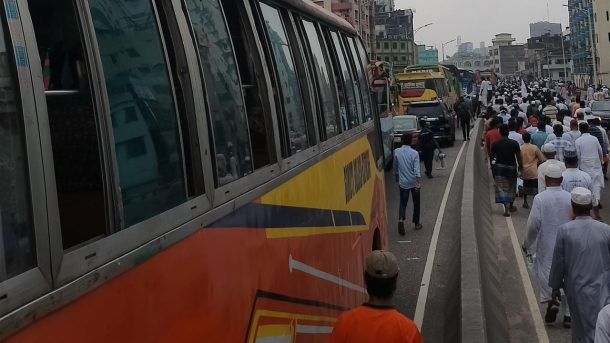 যানজটে আটকা নেতাকর্মী হেঁটে যাচ্ছেন সমাবেশে