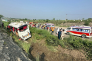 পাকিস্তানে বাস খাদে পড়ে ৯ জন নিহত