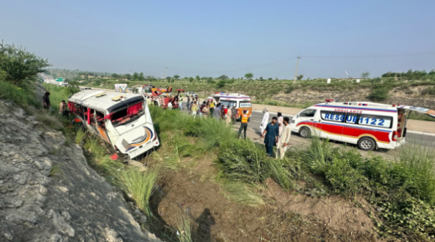 পাকিস্তানে বাস খাদে পড়ে ৯ জন নিহত