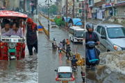 টানা বৃষ্টিতে বিপর্যস্ত ভারতে মৃত্যু ১২১