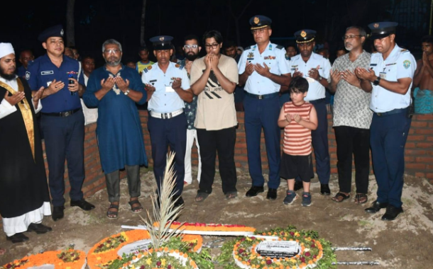 শিক্ষিকা মাহেরীন চৌধুরীর কবরে বিমান বাহিনীর শ্রদ্ধা