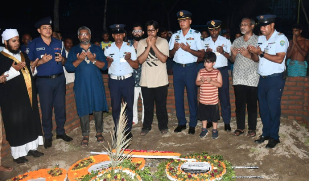 শিক্ষিকা মাহেরীন চৌধুরীর কবরে বিমান বাহিনীর শ্রদ্ধা