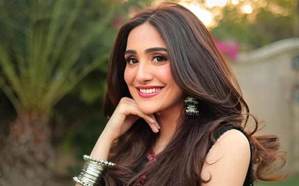 খোলামেলা পোশাকে বিতর্কে জড়ালেন পাকিস্তানি অভিনেত্রী