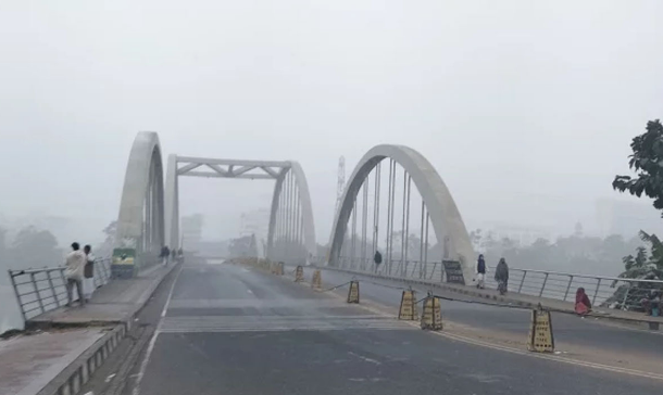 ঢাকার আকাশে দেখাগেল হালকা কুয়াশার