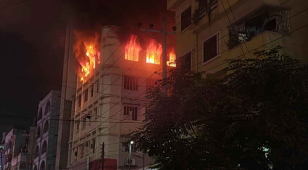 কালশীতে বহুতল ভবনে আগুন, নিয়ন্ত্রণে ৭ ইউনিট
