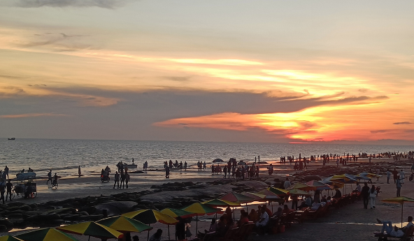 কুয়াকাটায় বৈরী আবহাওয়ায় আটকা হাজারো পর্যটক, ছুটির আনন্দে হঠাৎ ছন্দপতন